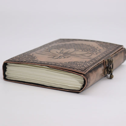 Antikgrå Lotus Mandala-anteckningsbok – Läderjournal med 200 sidor, präglat lotusmandala-omslag och spänne, 17,5 × 12,5 cm