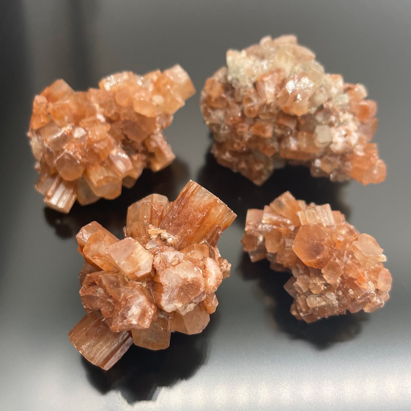 Alt Tag: Aragonite Rare Mineral Specimens – 20 Pieces, cristales de aragonito marrón de Marruecos con formaciones ramificadas, 4 piezas