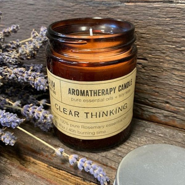 Aromaaroma Sojaljus – Clear Thinking (200 g) sojaljus i bärnstensfärgad glasburk med etiketten “Clear Thinking” på ett träbord