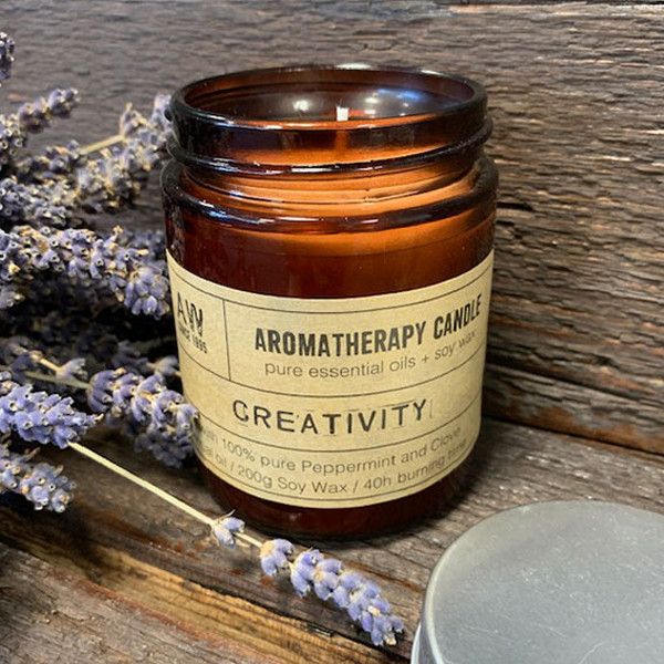 Alt Tag: Aromaaroma Soy Candle – Creativity (200 g) sojavaxljus i bärnstensfärgad glasburk med etiketten Creativity på ett träbord