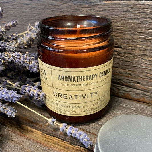 Alt Tag: Aromaaroma Soy Candle – Creativity (200 g) vela de soja en frasco ámbar con etiqueta Creativity sobre mesa de madera