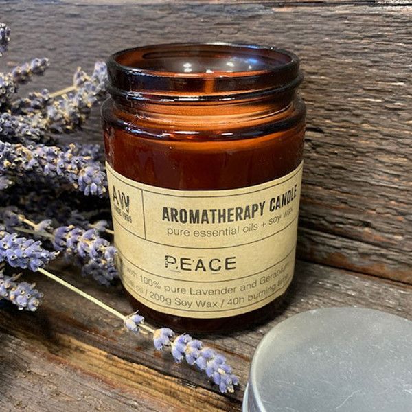 Alt Tag: Aromaaroma Soy Candle – Peace (200 g) vela de soya natural en frasco ámbar, lavanda y geranio, hecha a mano