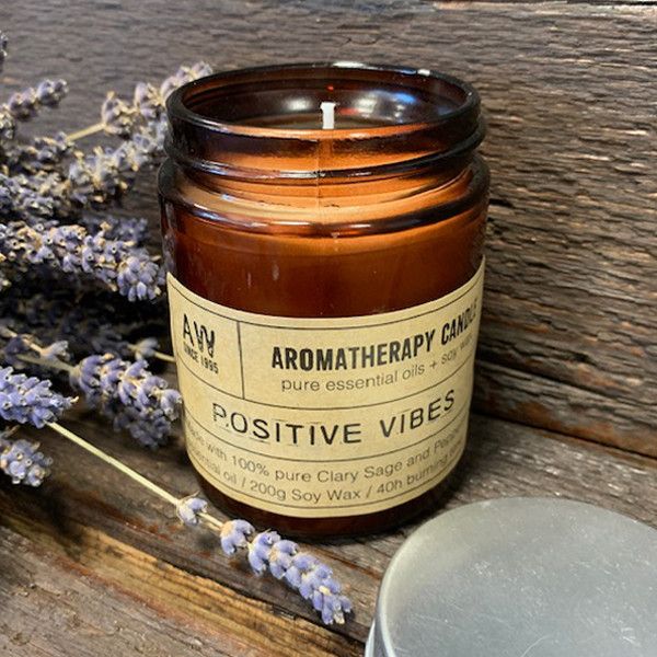 Alt Tag: Aromacare Soy Candle – Positive Vibes (200 g) vela de soja natural en frasco ámbar con etiqueta Positive Vibes y flores secas