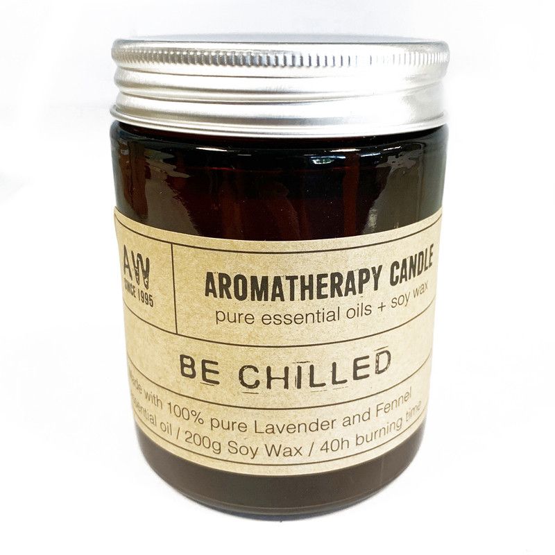 Alt Tag: Aromarelaxation Soy Candle – Be Chilled (200 g) sojavaxljus i bärnstensfärgad glasburk med metallock, etikett “Be Chilled”