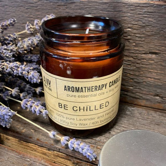 Aromarelaxation Soy Candle – Be Chilled (200 g) vela de soja en frasco ámbar con etiqueta Be Chilled y ramas de lavanda