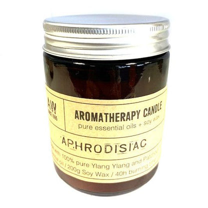 Alt Tag: Upplyftande doft för medvetna rutiner. soja aromaterapiljus i bärnstensfärgad glasburk med metallock, märkt "Aphrodisiac"