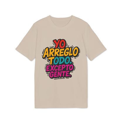 Arreglo Todo Excepto Gente Nachhaltiges Unisex T-Shirt beiges nachhaltiges Unisex-T-Shirt mit Grafik “Yo arreglo todo excepto gente”