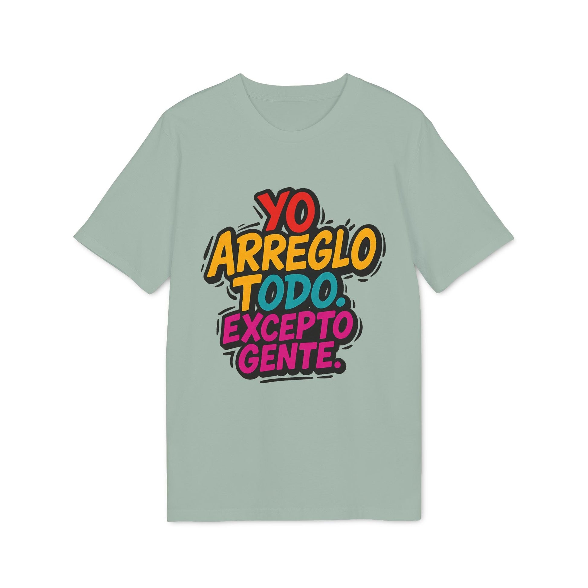 Alt Tag: Alles reparieren außer Menschen Sustainable Unisex Tee in salbeigrün mit typografischer Grafik „Yo arreglo todo excepto gente“