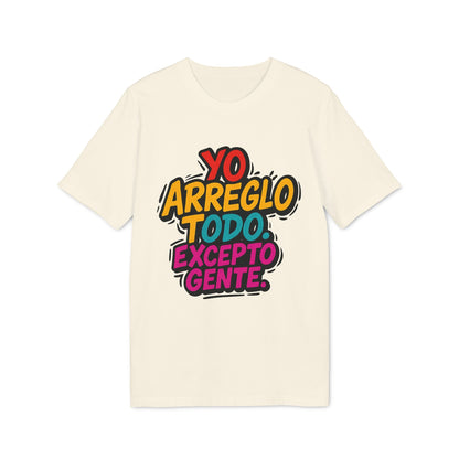 Arreglo Todo Excepto Gente Nachhaltiges Unisex-T-Shirt in Creme mit dem Text “YO ARREGLO TODO EXCEPTO GENTE” in mehrfarbigen Buchstaben