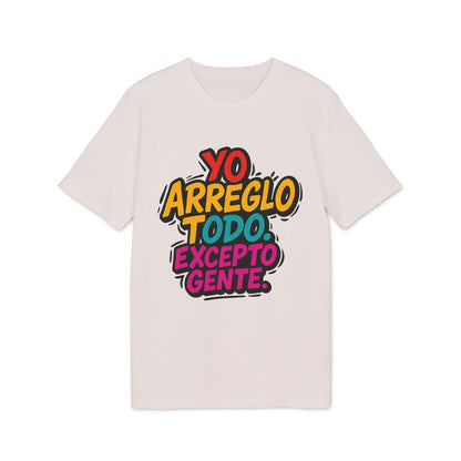 Arreglo Todo Excepto Gente Nachhaltiges Unisex Tee unisex nachhaltiges T-Shirt in Creme mit Grafik „Yo arreglo todo excepto gente“
