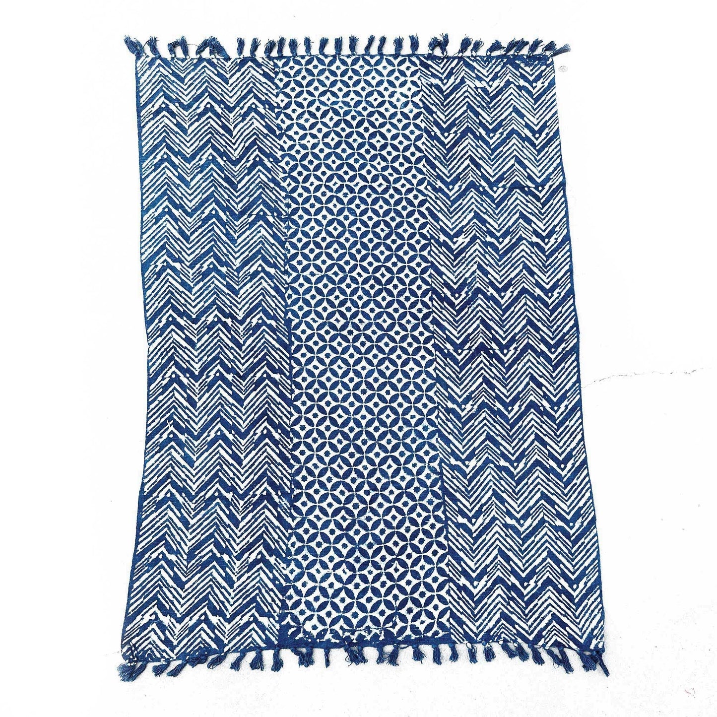Artisan Cotton Indigo-pläd – 170x120 CM med mönstret Namoona Waves i bomull, geometrisk indigoblå design med fransar