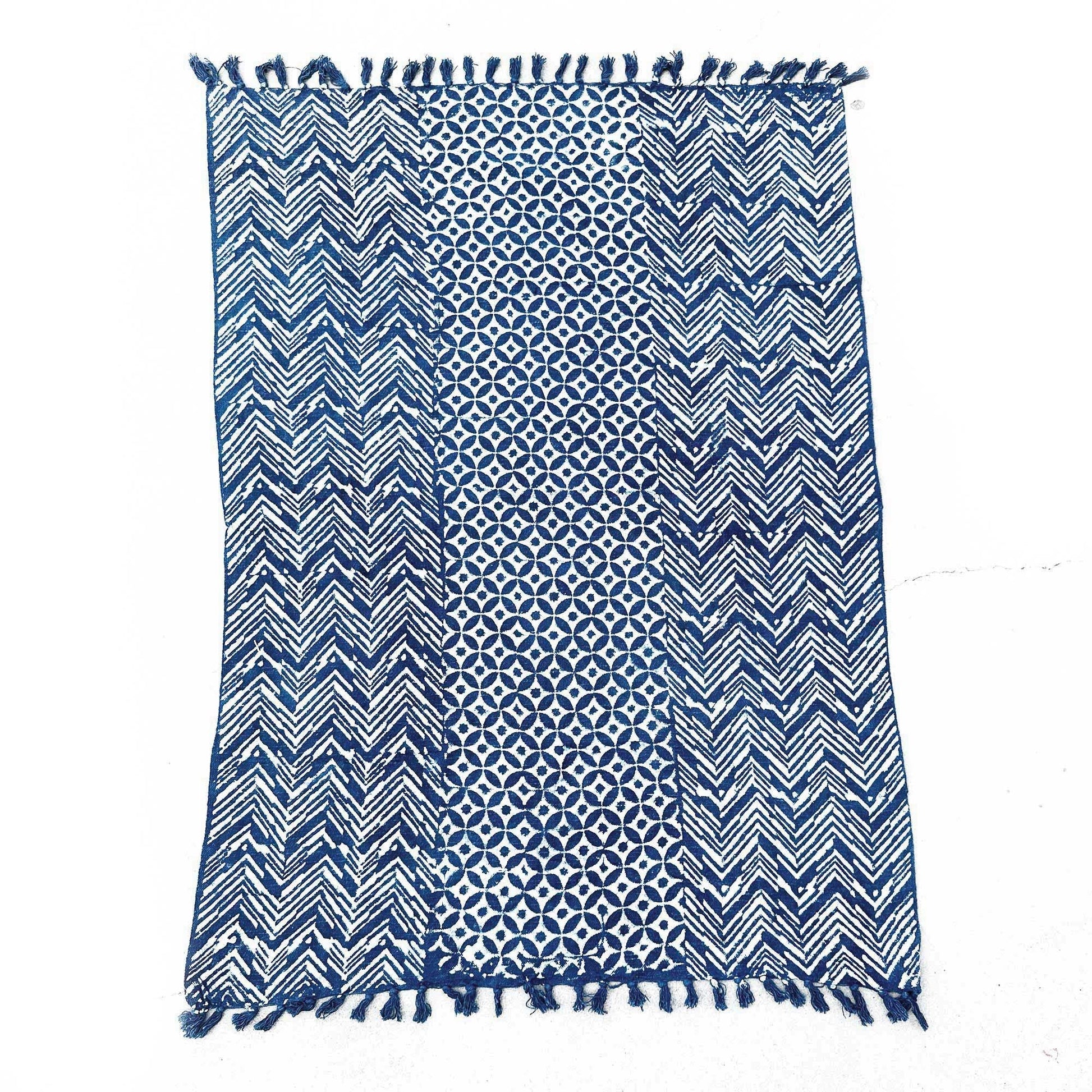 Artisan Cotton Indigo-pläd – 170x120 CM med mönstret Namoona Waves i bomull, geometrisk indigoblå design med fransar
