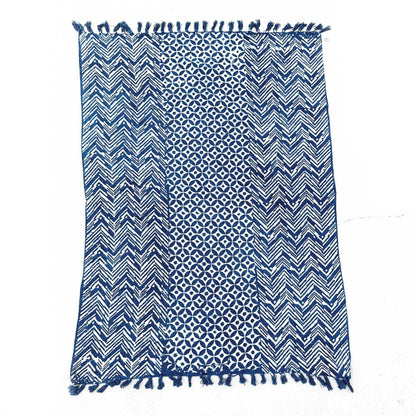 Artisan Cotton Indigo-pläd – 170x120 CM med mönstret Namoona Waves i bomull, geometrisk indigoblå design med fransar