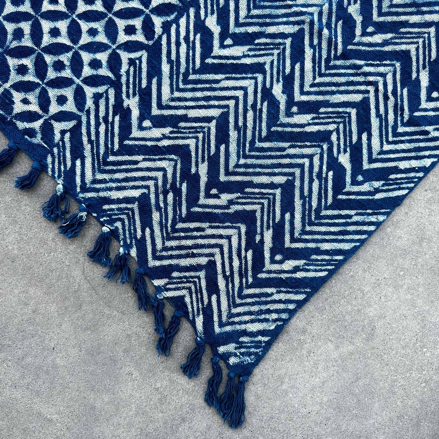 Artisan Cotton Indigo Throw – 170x120 CM, handgjord indigo-pläd i bomull med geometriskt mönster Namoona Waves och frans med tofsar