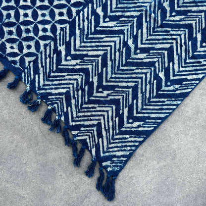 Artisan Cotton Indigo Throw – 170x120 CM, handgjord indigo-pläd i bomull med geometriskt mönster Namoona Waves och frans med tofsar