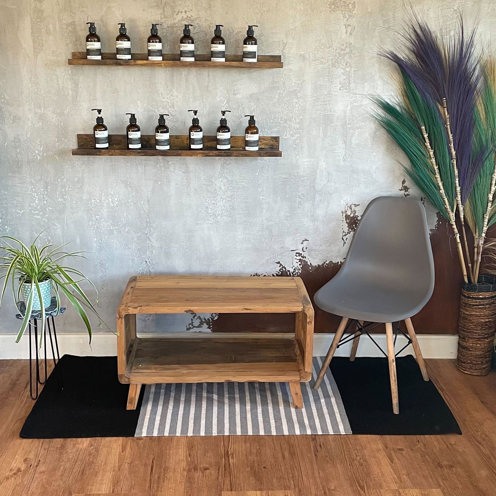Handvävd bomullsmatta i hantverksstil – 70x172 CM svart/grå under träbänk med randig löpare i modern rumsinredning