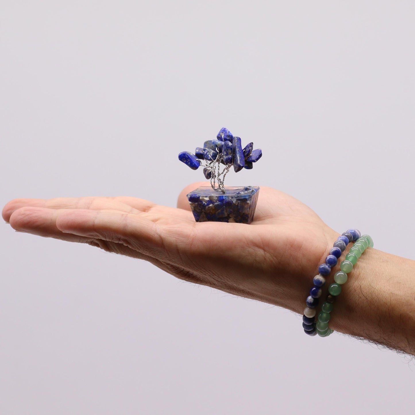 Alt Tag: Assorted Mini Gemstone Trees – Orgonite Base Set of 12 mini árbol de gemas azul en base orgonita, sostenido en la mano