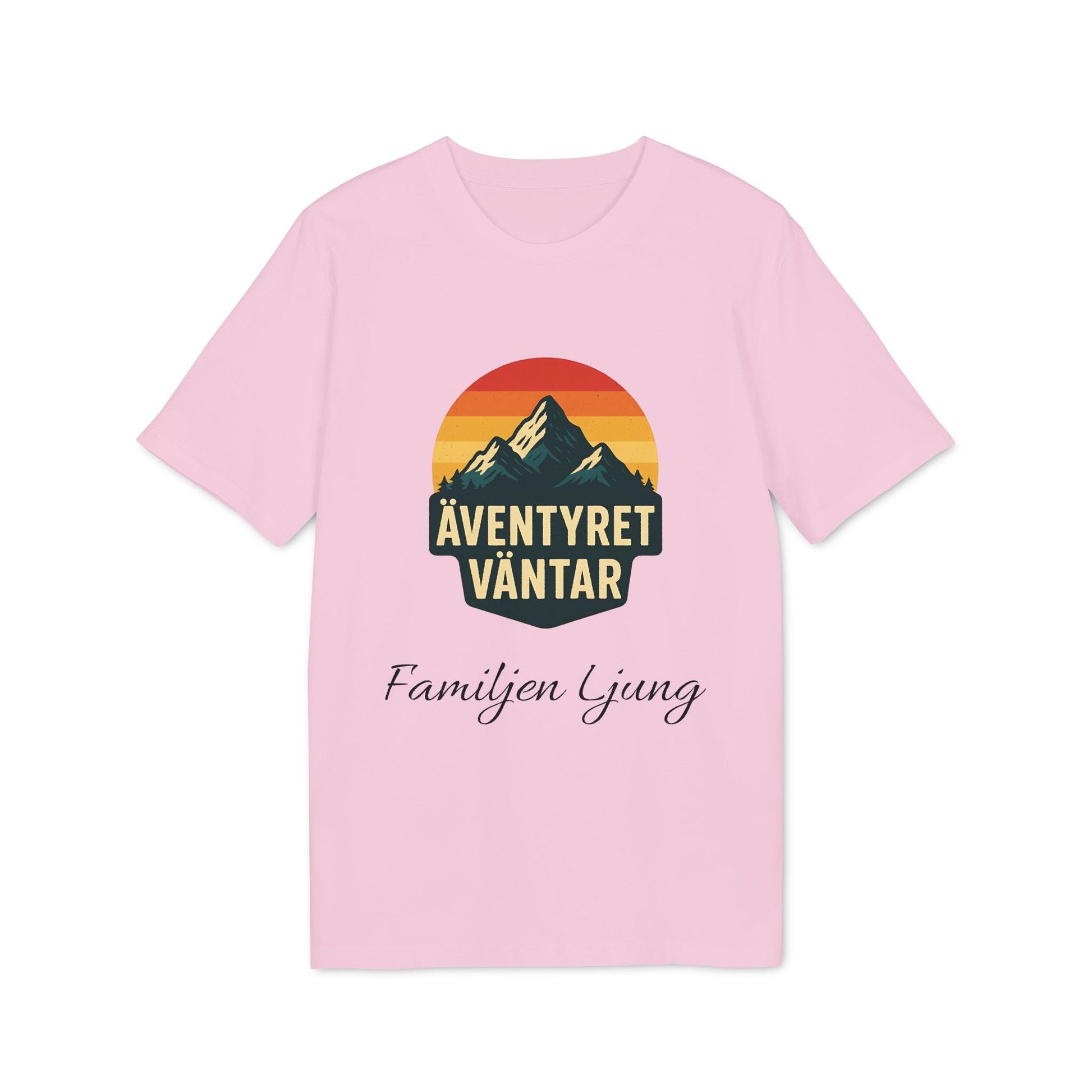 Äventyret Börjar Personlig Familjer På Äventyr 100% Organic Cotton T-Shirt, rosa tee med berggrafik och texten “Äventyret väntar”