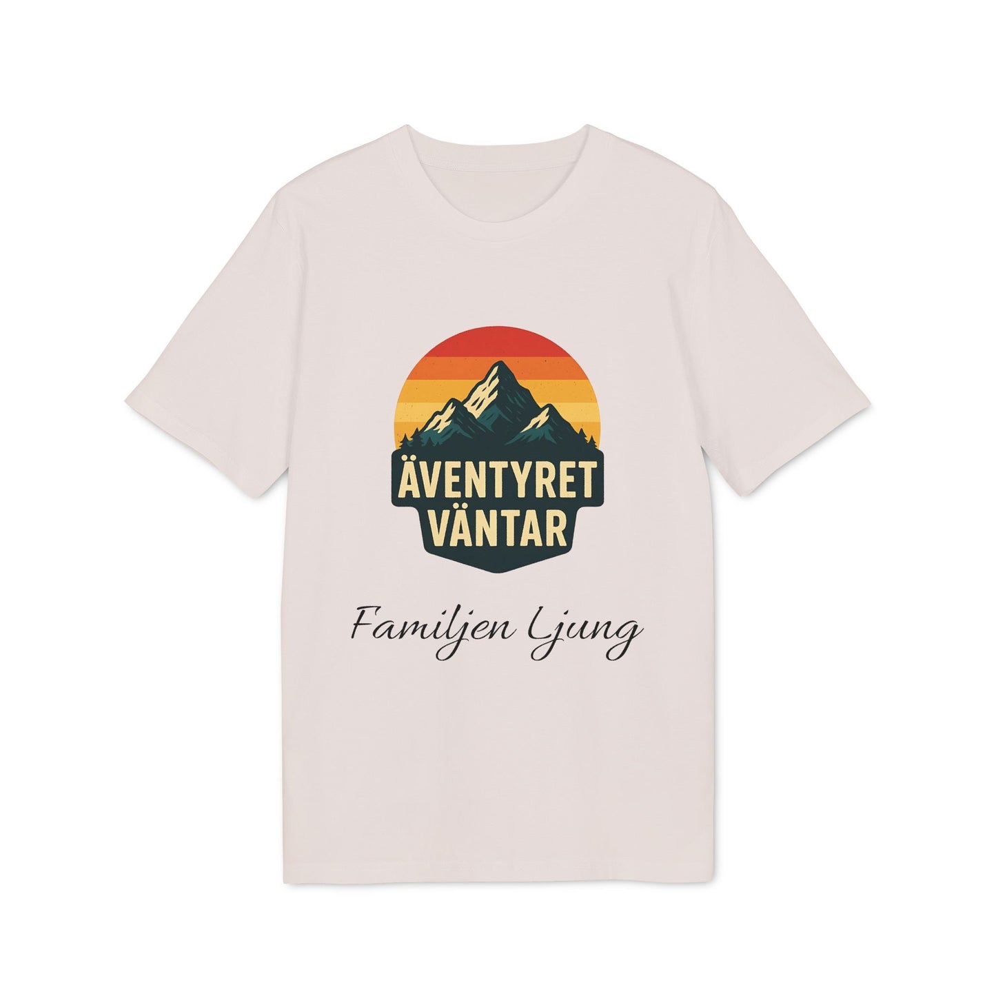 Äventyret Börjar Personlig Familjer På Äventyr 100% Organic Cotton T-Shirt med bergmotiv och texten "Äventyret väntar"