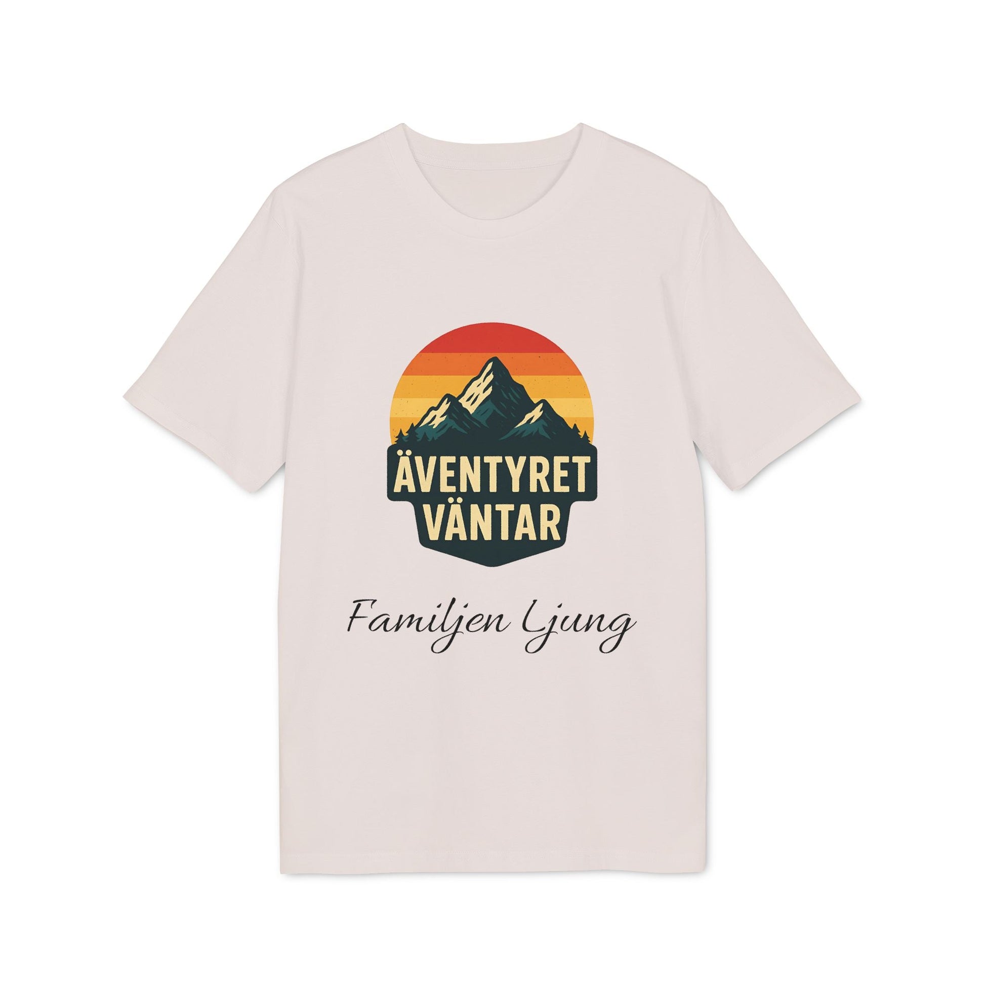 Äventyret Börjar Personlig Familjer På Äventyr 100% Organic Cotton T-Shirt med bergmotiv och texten "Äventyret väntar"