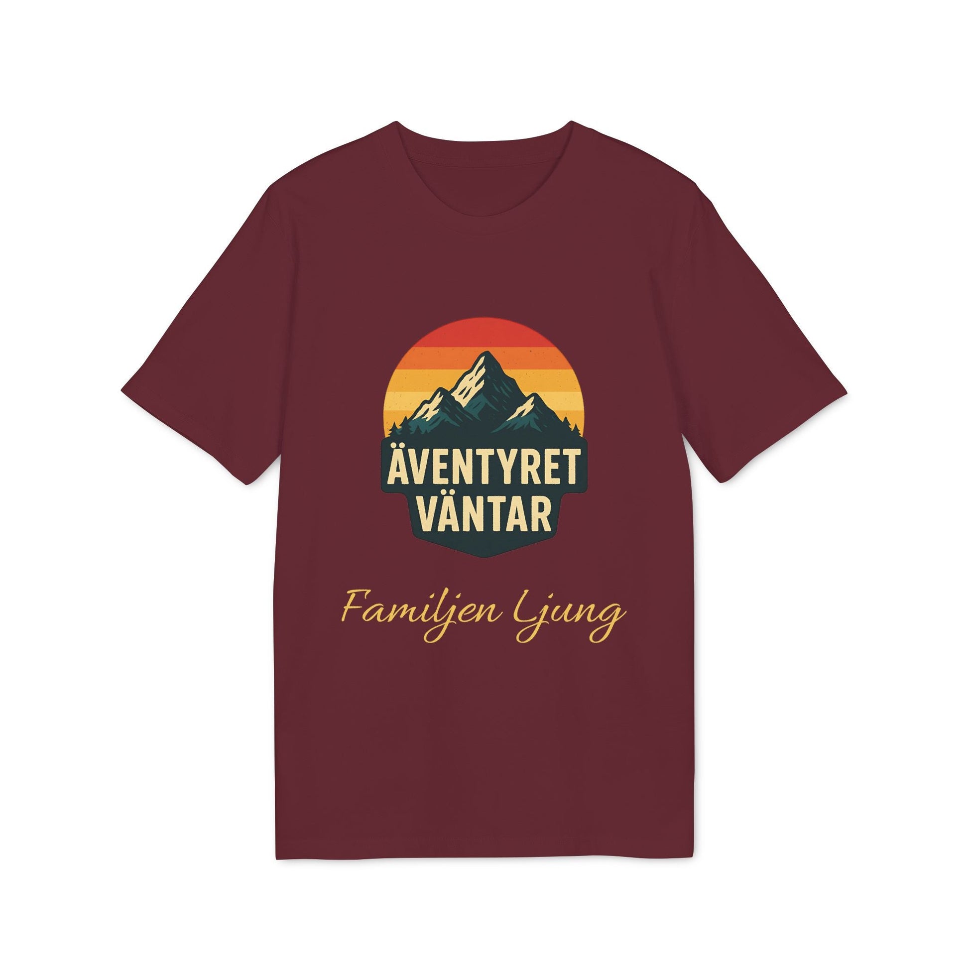 Äventyret Börjar Personlig Familjer På Äventyr 100% Organic Cotton T-Shirt, vinröd tröja med berggrafik och texten “ÄVENTYRET VÄNTAR”