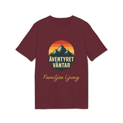 Äventyret Börjar Personlig Familjer På Äventyr 100% Organic Cotton T-Shirt, vinröd tröja med berggrafik och texten “ÄVENTYRET VÄNTAR”