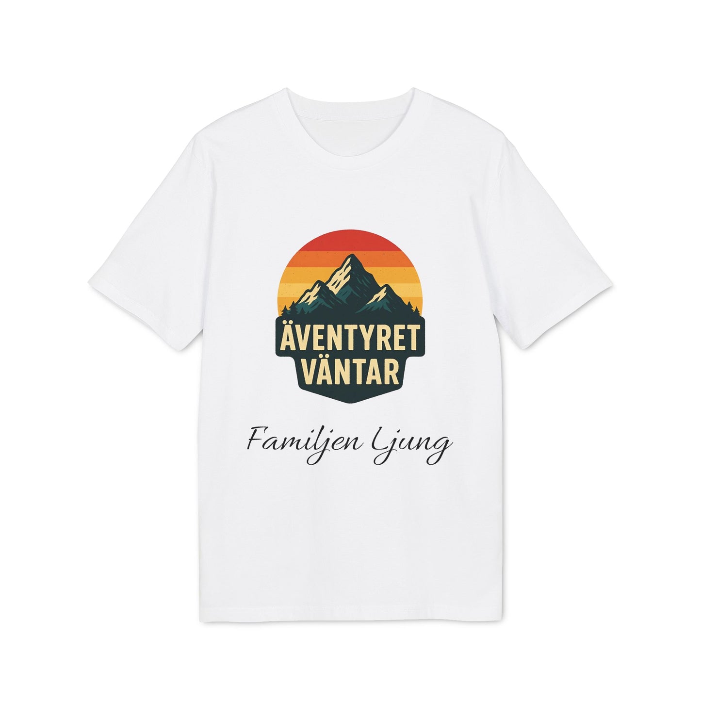 Alt Tag: Äventyret Börjar Personlig Familjer På Äventyr 100% Organic Cotton T-Shirt vit t-shirt med bergmotiv och texten "Äventyret Väntar"