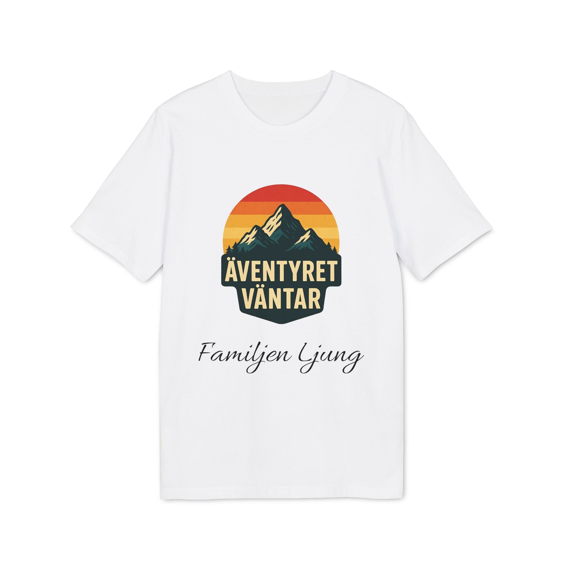 Alt Tag: Äventyret Börjar Personlig Familjer På Äventyr 100% Organic Cotton T-Shirt vit t-shirt med bergmotiv och texten "Äventyret Väntar"