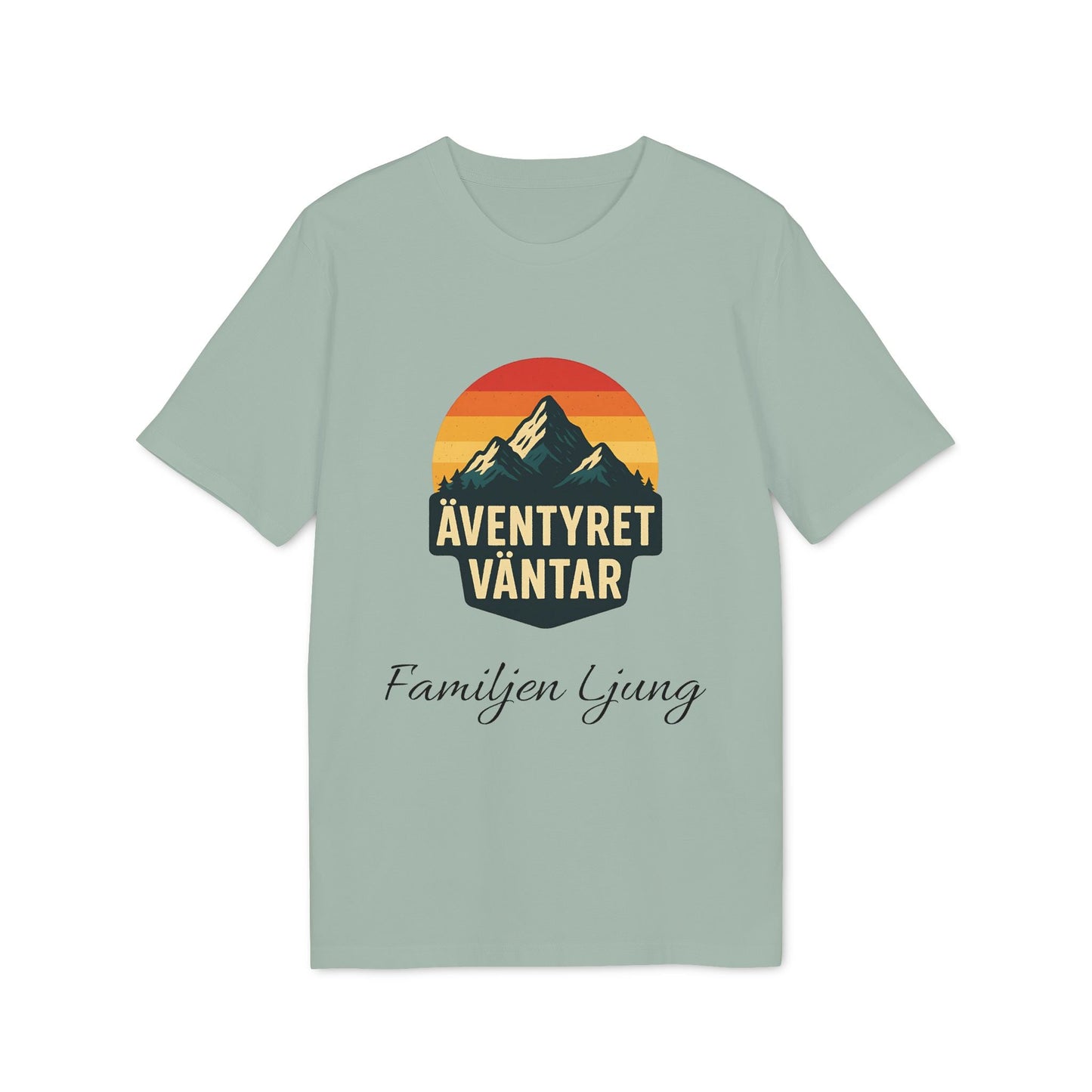 Äventyret Börjar Personlig Familjer På Äventyr 100% Organic Cotton T-Shirt med bergmotiv och texten “ÄVENTYRET VÄNTAR”