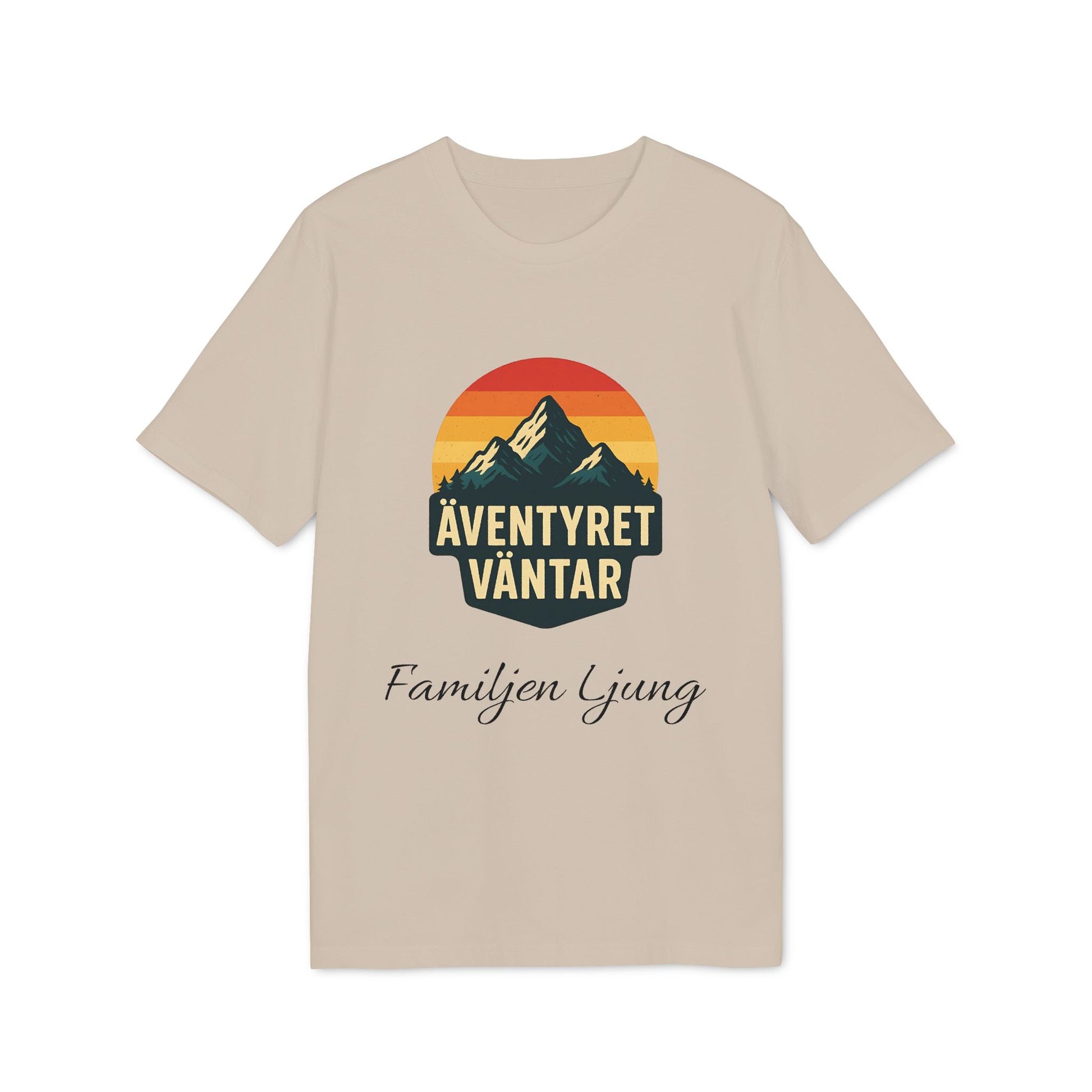Alt Tag: Äventyret Börjar Personlig Familjer På Äventyr 100% Organic Cotton T-Shirt med bergmotiv och texten “Äventyret väntar”