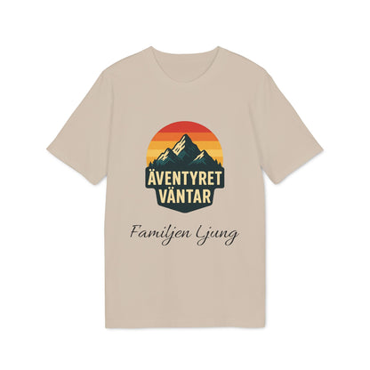 Alt Tag: Äventyret Börjar Personlig Familjer På Äventyr 100% Organic Cotton T-Shirt med bergmotiv och texten “Äventyret väntar”