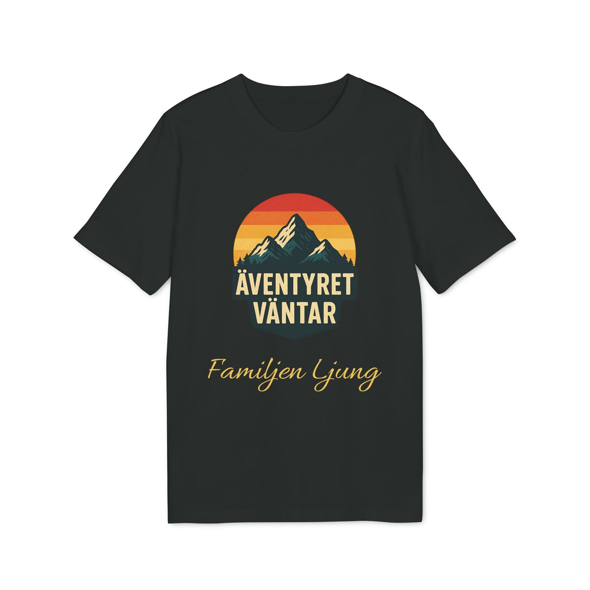 Äventyret Börjar Personlig Familjer På Äventyr 100% Organic Cotton T-Shirt svart t-shirt med bergmotiv och texten ÄVENTYRET VÄNTAR, Familjen Ljung