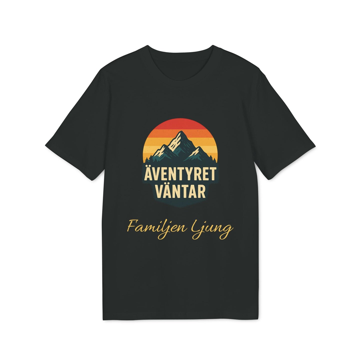 Äventyret Börjar Personlig Familjer På Äventyr 100% Organic Cotton T-Shirt svart t-shirt med bergmotiv och texten ÄVENTYRET VÄNTAR, Familjen Ljung