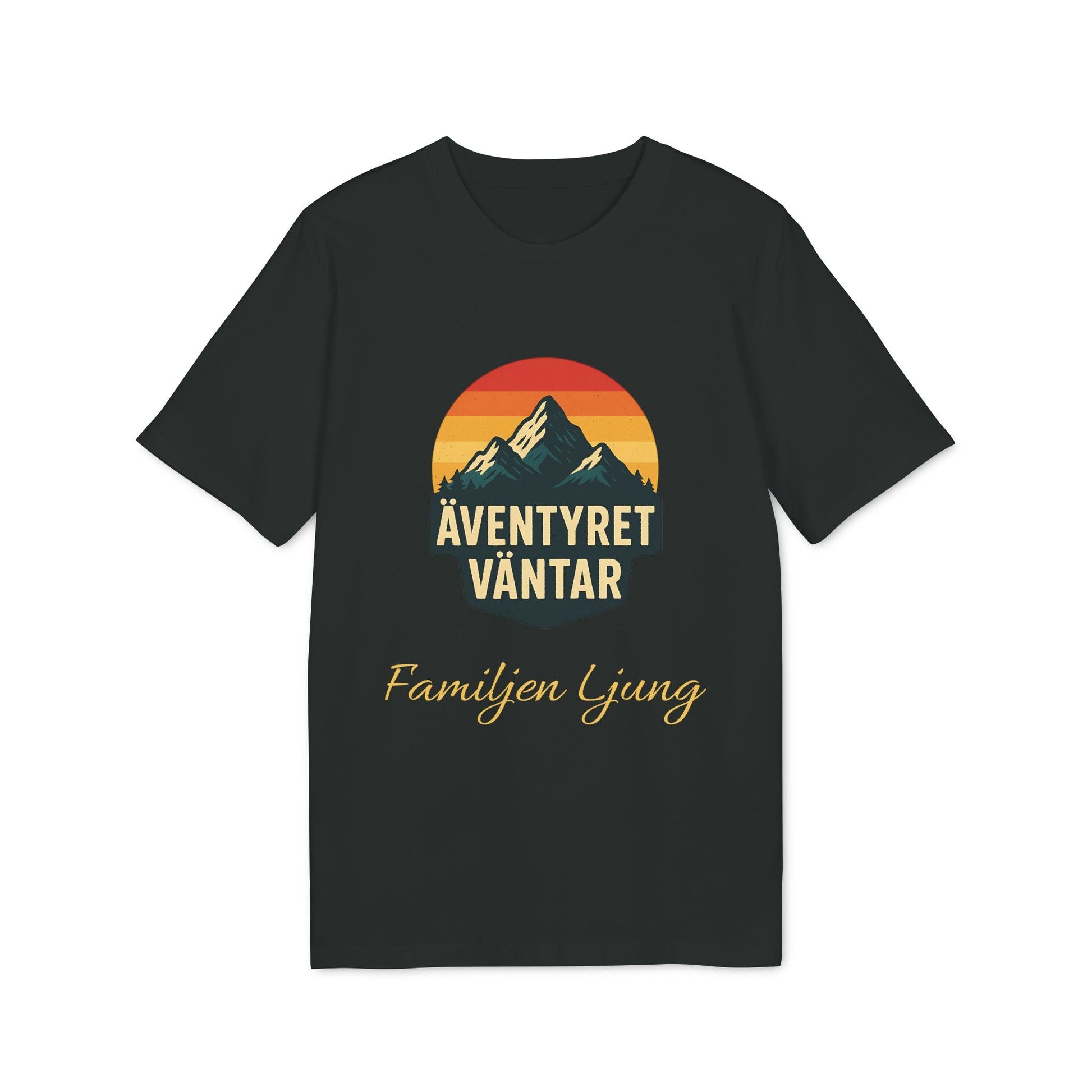 Äventyret Börjar Personlig Familjer På Äventyr 100% Organic Cotton T-Shirt svart t-shirt med bergmotiv och texten ÄVENTYRET VÄNTAR, Familjen Ljung
