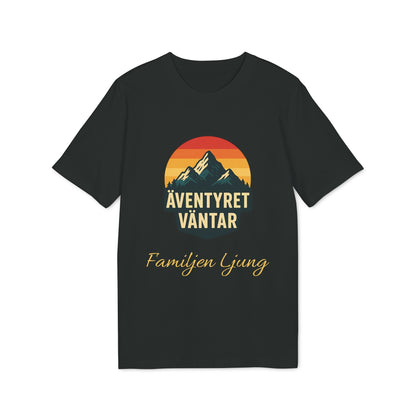 Äventyret Börjar Personlig Familjer På Äventyr 100% Organic Cotton T-Shirt svart t-shirt med bergmotiv och texten ÄVENTYRET VÄNTAR, Familjen Ljung