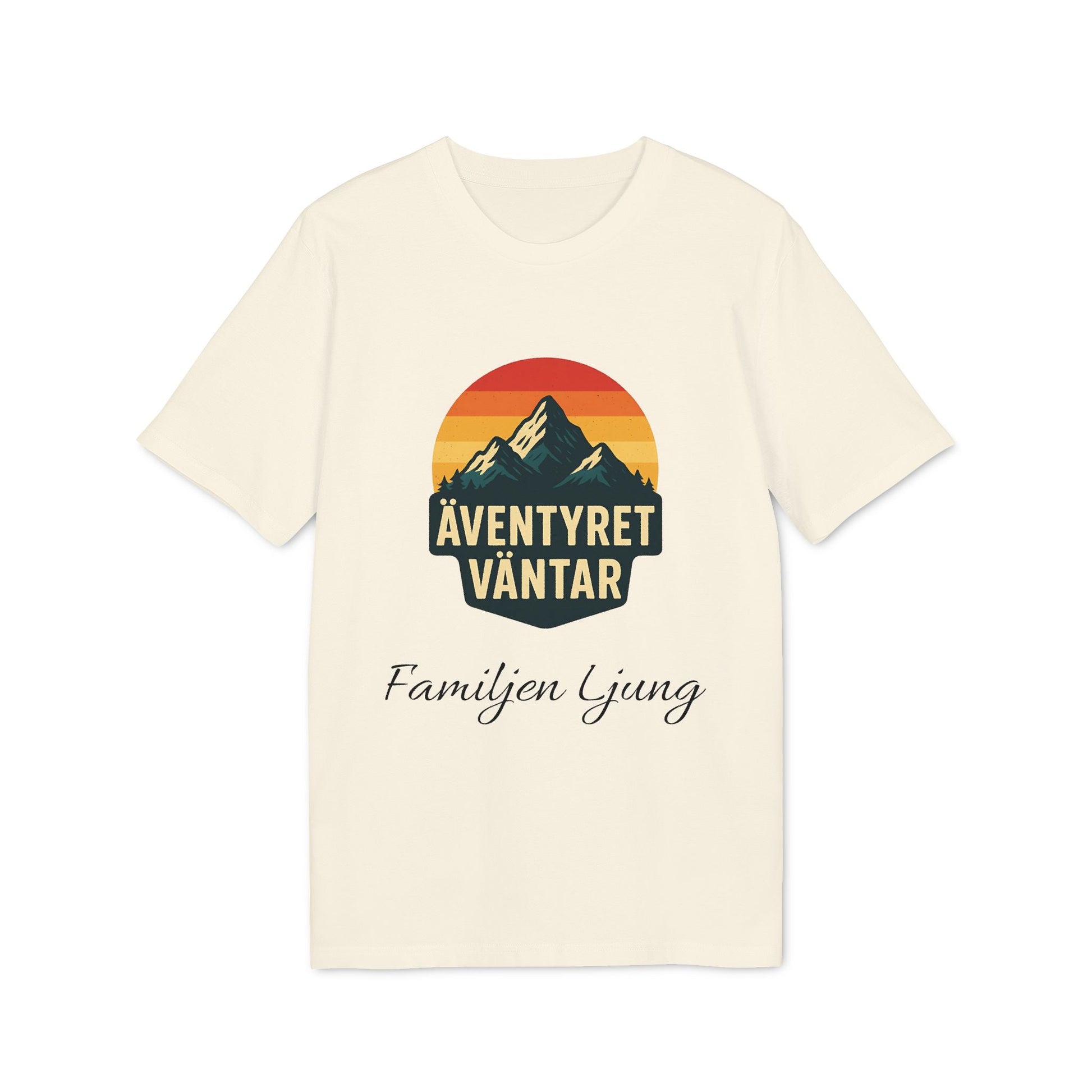 Äventyret Börjar Personlig Familjer På Äventyr 100% Organic Cotton T-Shirt, beige tee with mountain sunset print “ÄVENTYRET VÄNTAR” and family name