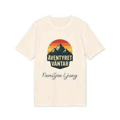 Äventyret Börjar Personlig Familjer På Äventyr 100% Organic Cotton T-Shirt, beige tee with mountain sunset print “ÄVENTYRET VÄNTAR” and family name