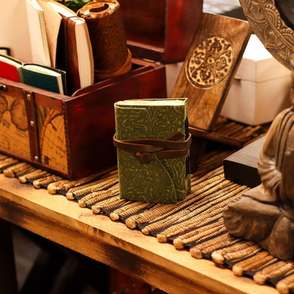 Cuaderno de Cuero Grueso con Borde Irregular – Patrón Laberinto Verde – 12.7×8.9 cm