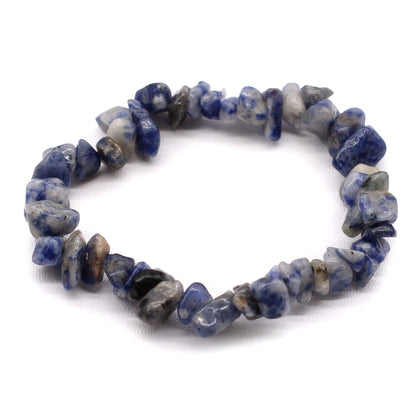 Pulsera elástica de chipstones de sodalita natural en tonos azul profundo con veteado blanco