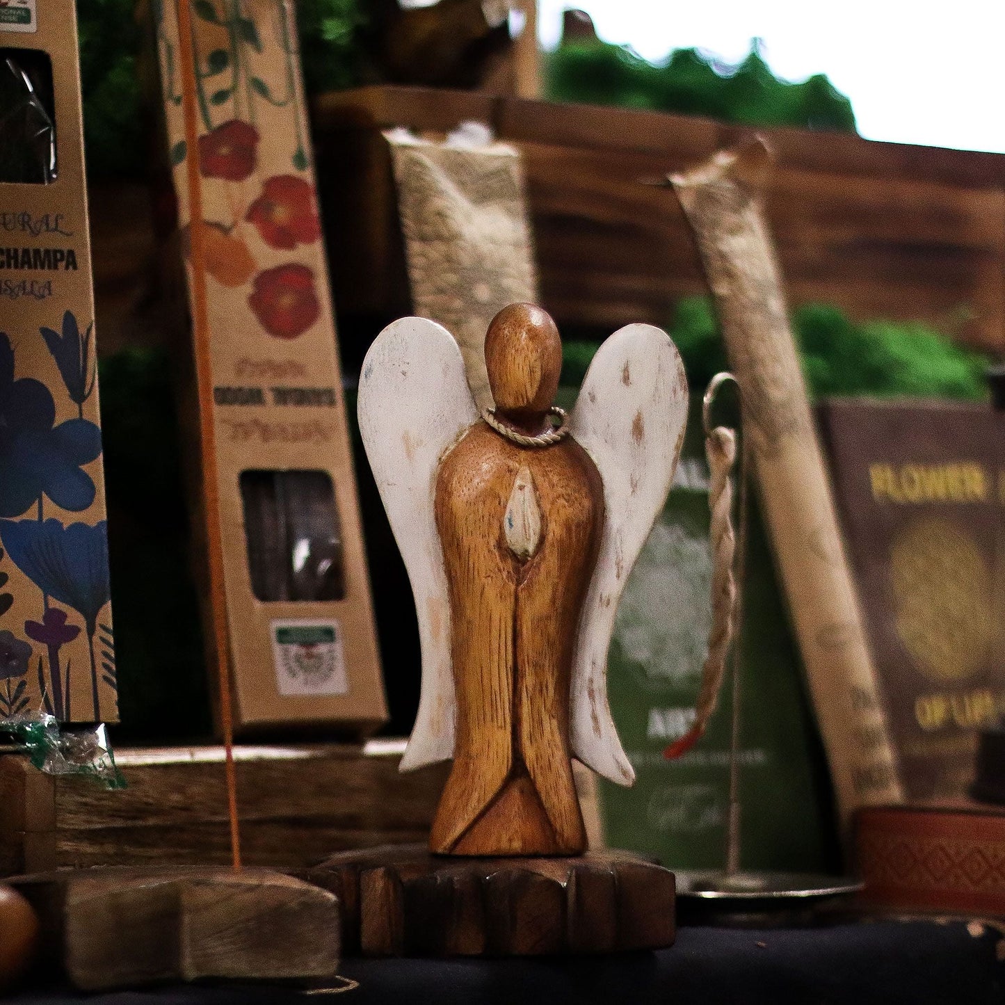 Ángel de la Paz de madera Suar – 15 cm