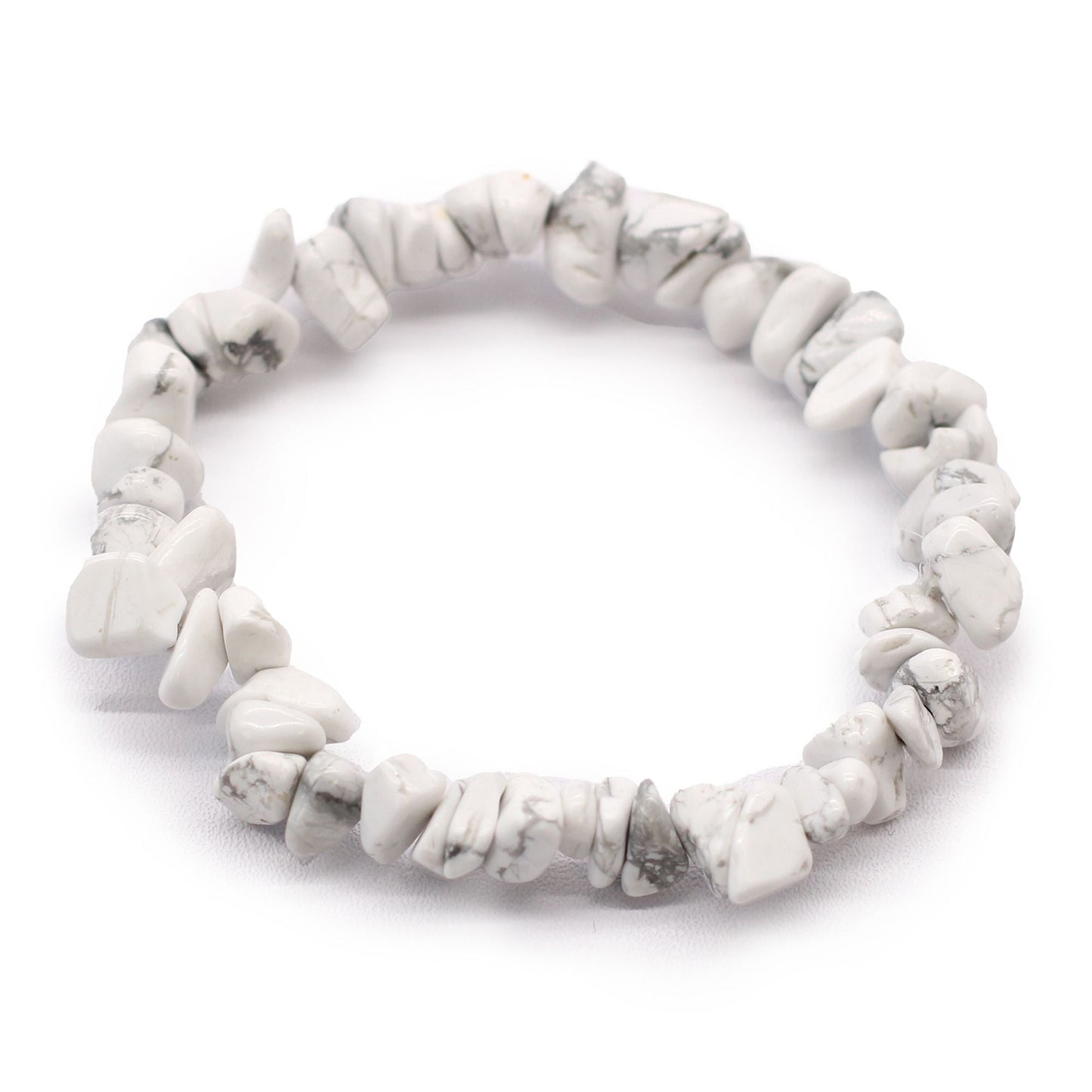 Pulsera chipstone de jaspe blanco natural con piedras irregulares y ajuste elástico, estilo minimalista en tonos neutros