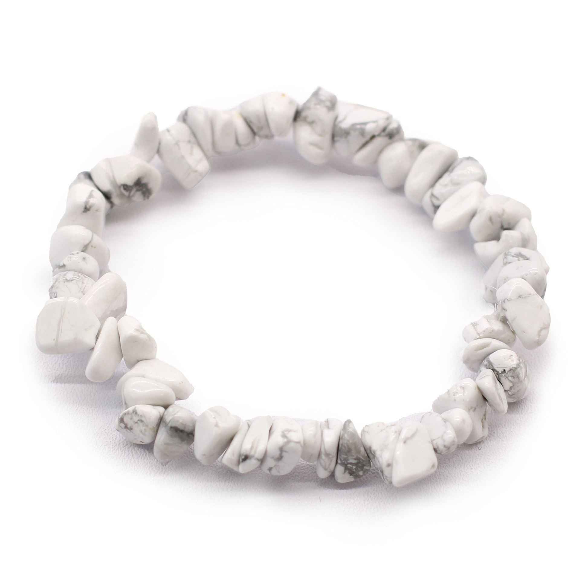 Pulsera chipstone de jaspe blanco natural con piedras irregulares y ajuste elástico, estilo minimalista en tonos neutros