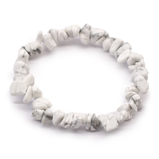 Pulsera chipstone de jaspe blanco natural con piedras irregulares y ajuste elástico, estilo minimalista en tonos neutros