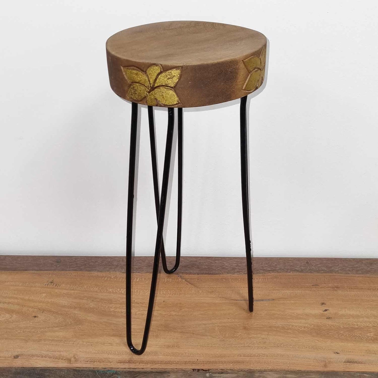 Soporte para plantas de madera de Albesia en acabado natural con detalle dorado, pintado a mano, 19.5x46 cm