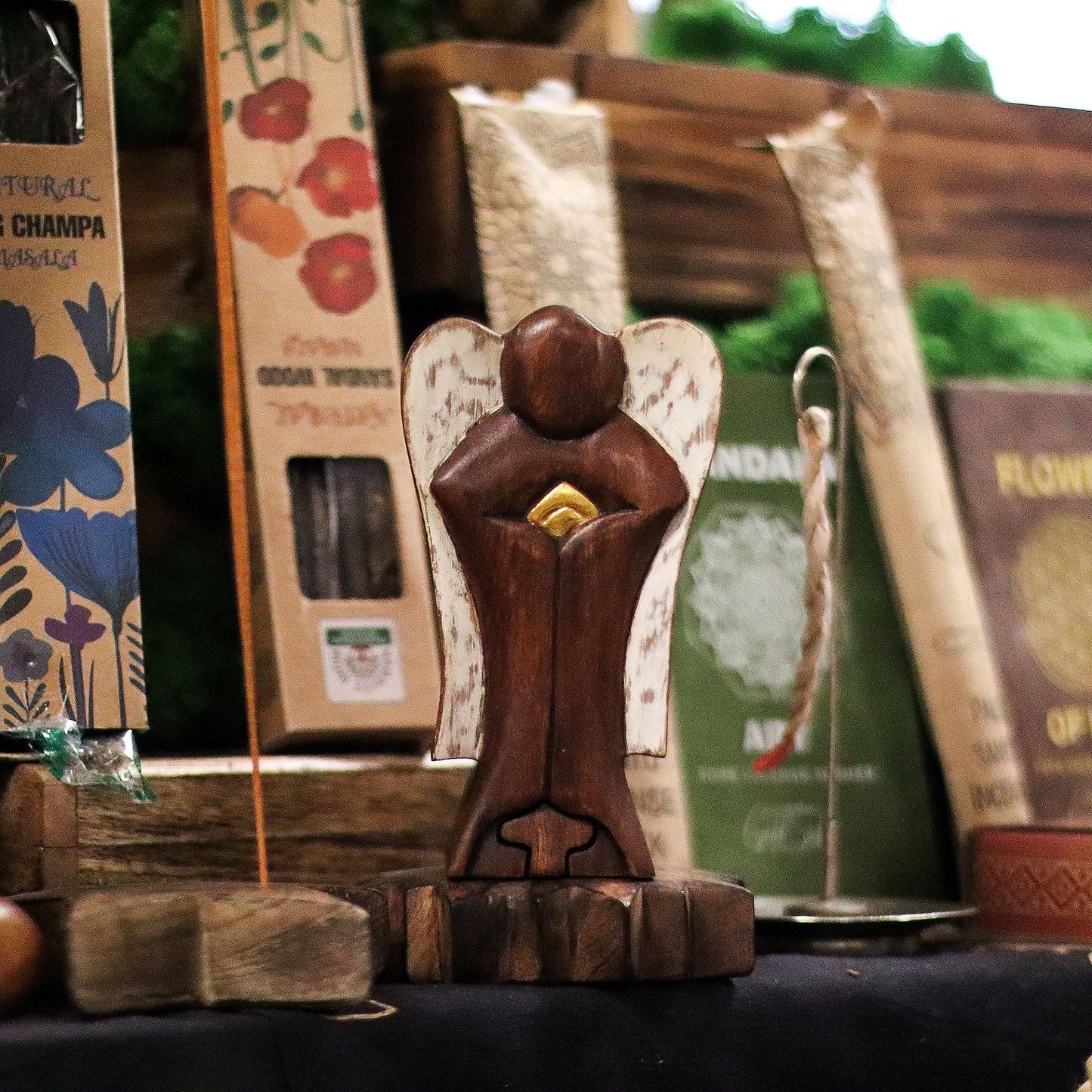 Caja Mágica Ángel de Madera de Suar – Amor 14 cm