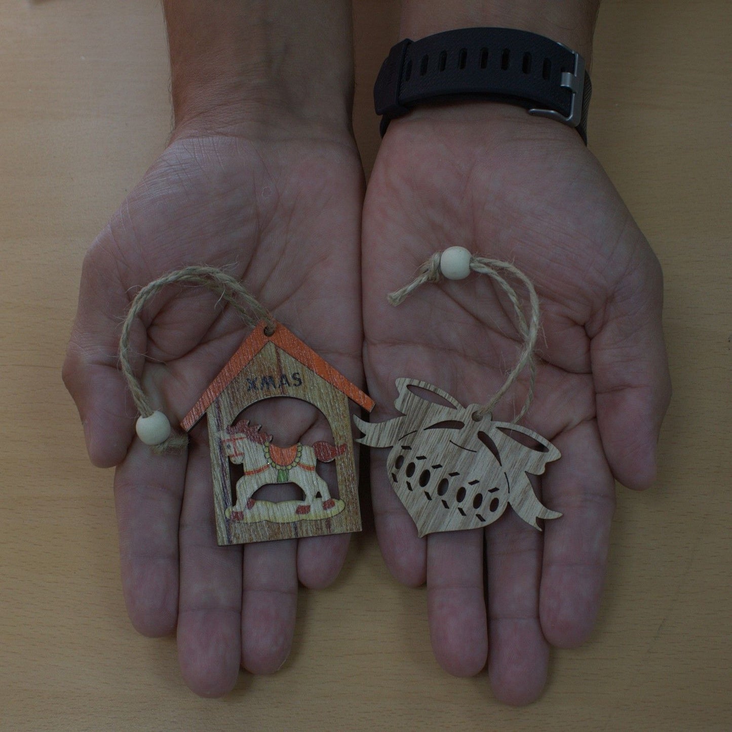 Förpackning med 2 juldekorationer i trä – Snögubbe & Gran