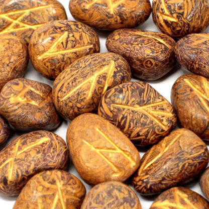 Set de runas de Jaspe Serpiente con 25 piedras y bolsa de algodón estampada, tamaño 11x9 cm