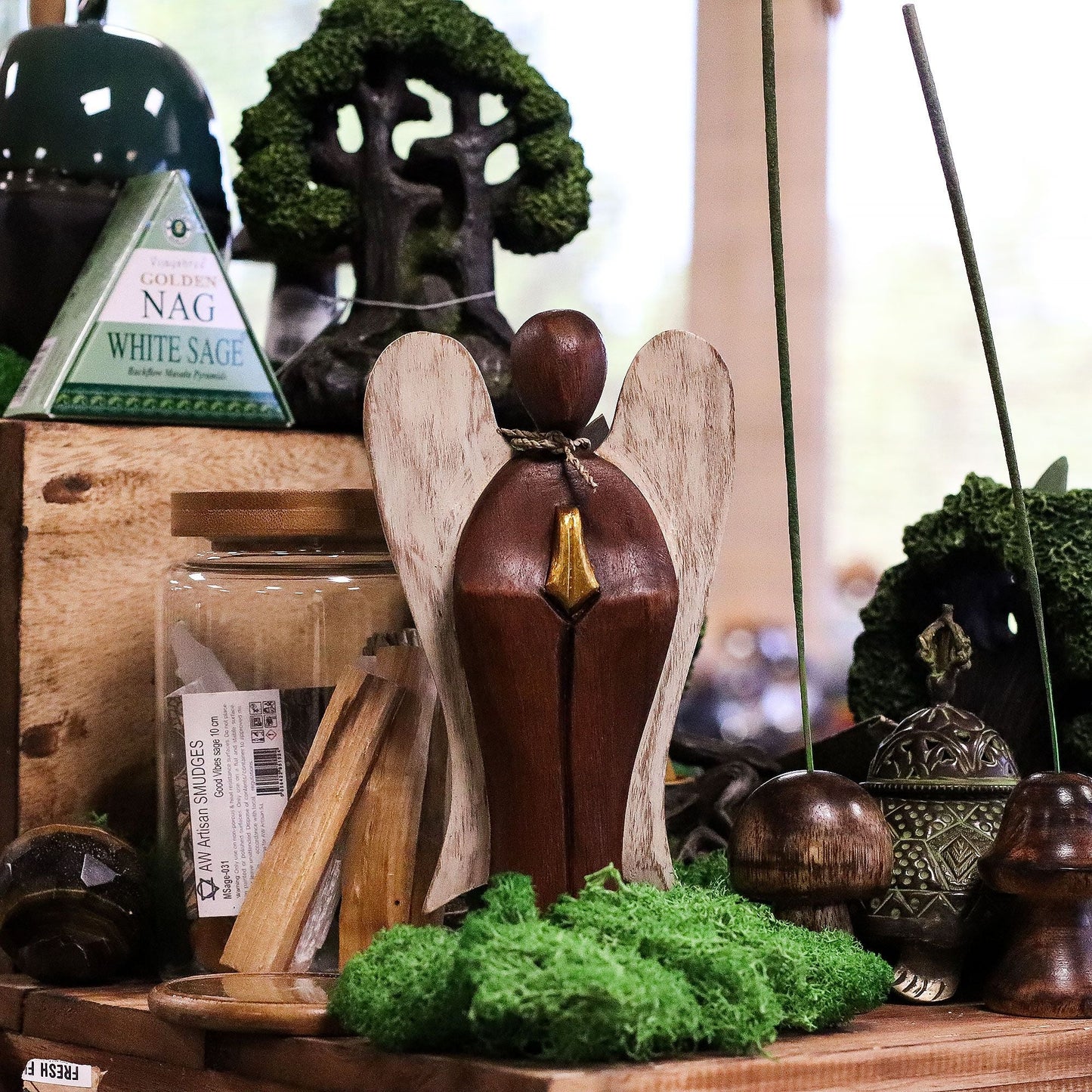 Ángel Hati-Hati de Madera de Suar – Amor 20 cm