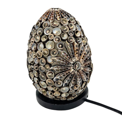 Alt-Tag: Bali Chocolate Twist Seashell Lamp – 15 CM Oval, ovale Lampe aus natürlichen Muscheln im Chocolate-Twist-Design