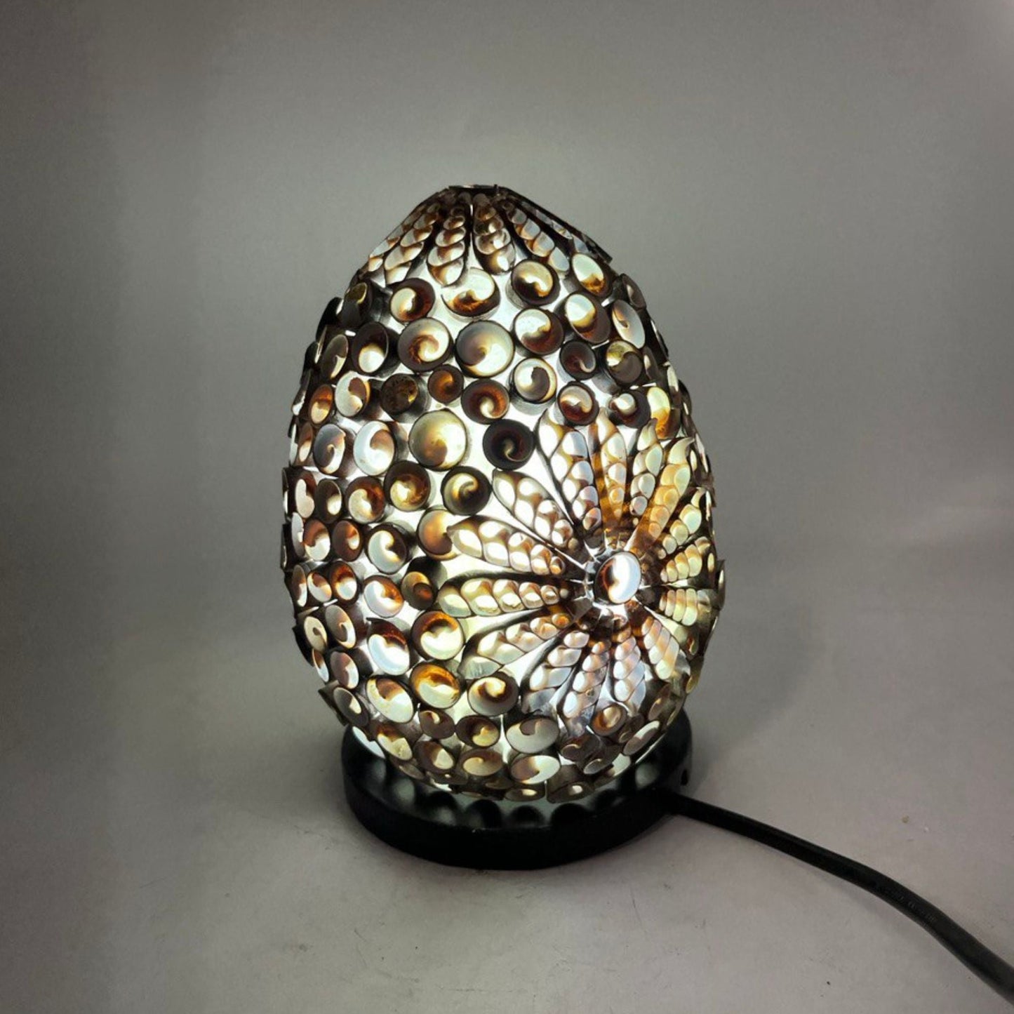Alt-Tag: Bali Chocolate Twist Seashell Lamp – 15 CM Oval, ovale Muschel-Tischlampe mit Chocolate Twist Mosaikmuster auf schwarzem Sockel